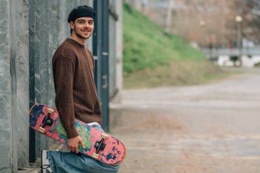 Sokaktaki kaykaylı genç adam.