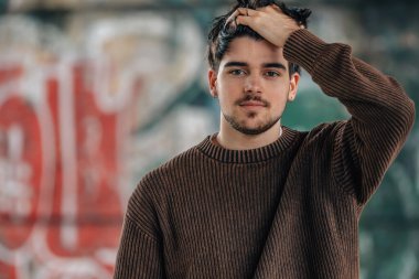 Sokaktaki genç adamın portresi.