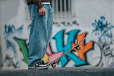 Sokakta kaykaylı genç bir adamın ayaklarına yakın çekim.