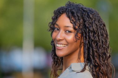 Dışarıdaki güzel Latin kızın gülümseyen portresi