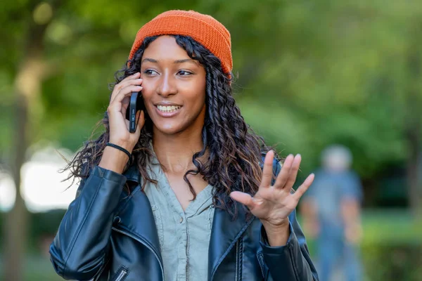 Cep telefonu olan Latin ya da İspanyol bir kadın.