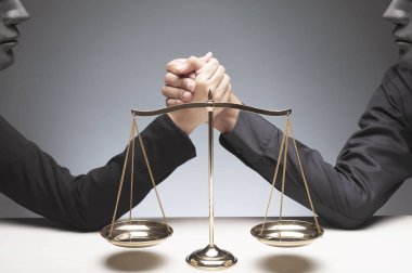Adam ve kötü siyah giyen kadın maske ve gri arka plan, hukuk ve adalet dövüş, silah gücü karşılaştırma, çatışma insan hakları için güreş ölçekte arkasında mücadele uygun.