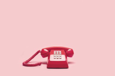 Pembe bir arka plan, Pop art veya vintage tarzı Retro pembe telefon