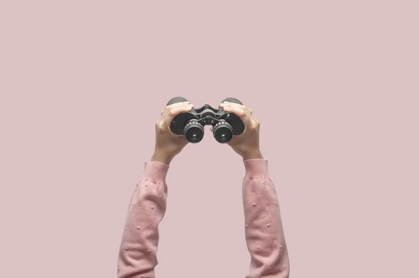 Woman Binoculars Retro Pink Background Looking Binoculars Journey Find Search — Stock Photo, Image