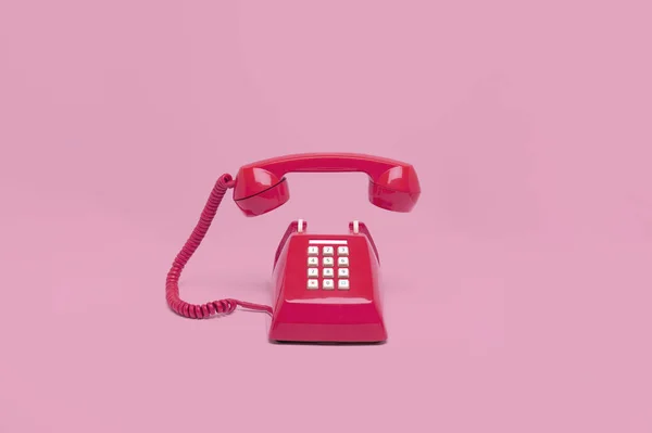 ビンテージ スタイルの色 ピンクの背景にレトロなピンクの電話 — ストック写真