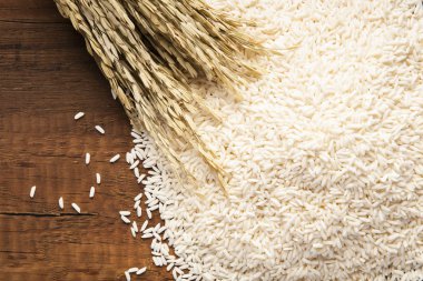 Yasemin yakın koyu ahşap masa kulak pirinç beyaz yasemin pirinç, pirinç bitkiler ile pirinç. Üstten görünüm