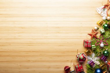 Üstten görünüm Noel arka plan, topları, hediye kutuları, köknar ağacı üzerinde beyaz çanları süslemeleri ile şablon ahşap arka plan kopya alanı ile yeni yıl tebrik edilen süsler.
