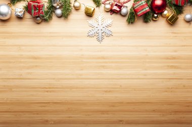 Üstten görünüm Noel arka plan, şablon süslemeleri topları, köknar ağacı ahşap arka plan kopya alanı ile hediye kutuları ile yeni yıl tebrik edilen süsler.