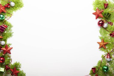 Üstten görünüm Noel arka plan, beyaz arka plan ile kopya alanı, topları, hediye kutuları, köknar ağacı üzerinde beyaz çanları süslemeleri ile şablonu yeni yıl tebrik edilen süsler.