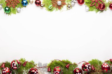 Üstten görünüm Noel arka plan, beyaz arka plan ile kopya alanı, topları, hediye kutuları, köknar ağacı üzerinde beyaz çanları süslemeleri ile şablonu yeni yıl tebrik edilen süsler.