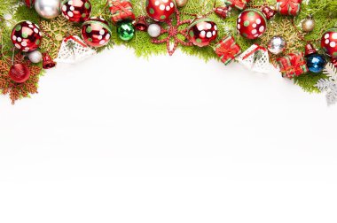 Üstten görünüm Noel arka plan, beyaz arka plan ile kopya alanı, topları, hediye kutuları, köknar ağacı üzerinde beyaz çanları süslemeleri ile şablonu yeni yıl tebrik edilen süsler.