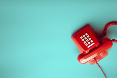 Kırmızı telefon üstten görünüm yeşil Danışma veya arka plan, bekleyen telefon görüşmesi, telefon zil, vintage, klasik kırmızı telefon.