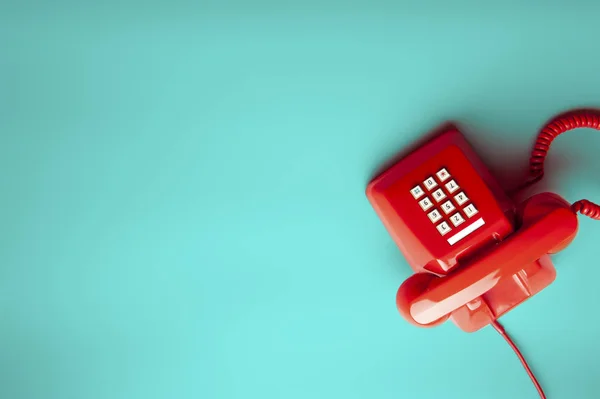 Vista Superior Del Teléfono Rojo Sobre Escritorio Verde Fondo Llamada — Foto de Stock