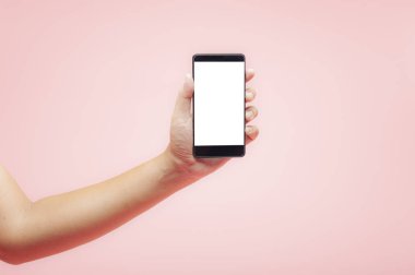 Pembe backgrou üzerinde beyaz boş ekran ile el tutma akıllı telefon