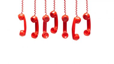 Beyaz izole eski kırmızı telefon alıcıları çeşitli görünümleri