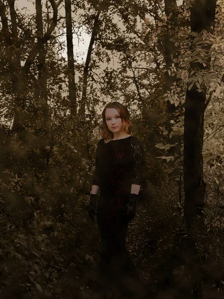 Ormanda Yürüyen Kızın Portresi Dolunay Fantezi — Stok fotoğraf