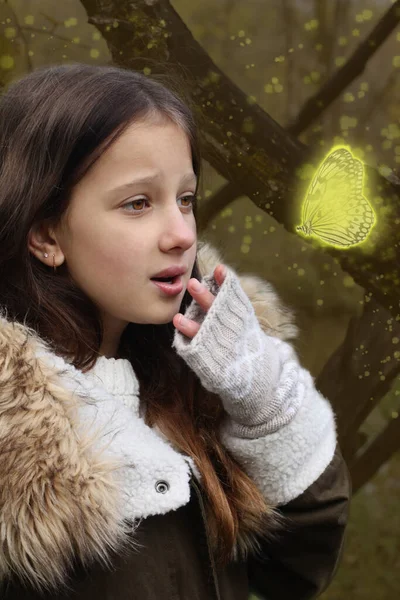 Ora Dei Piccoli Miracoli Ragazza Farfalla Incandescente — Foto Stock