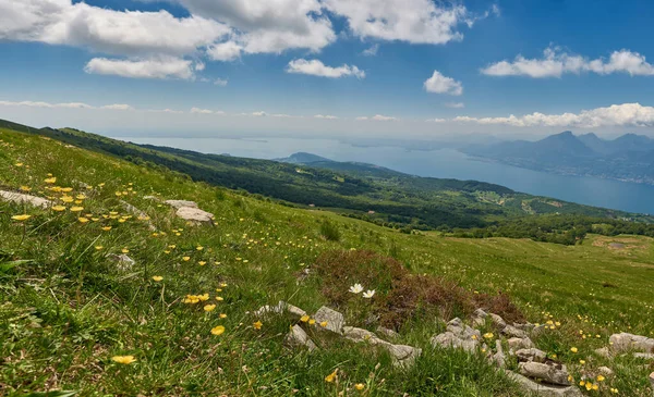 Landschap uitzicht vanaf de berg Baldo in Veneto, Italië, Gardameer — Stockfoto