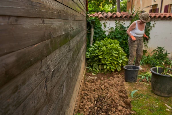 Mujer mayor de 60 años trabajando en el jardín — Foto de Stock