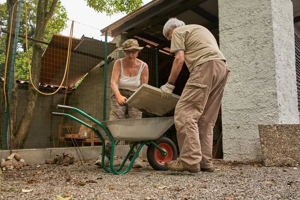 Casal sênior trabalhando juntos no jardim — Fotografia de Stock