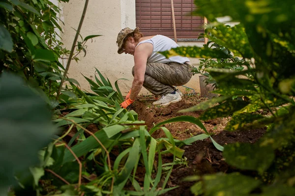 Mujer mayor que trabaja en el jardín en el jardín — Foto de Stock