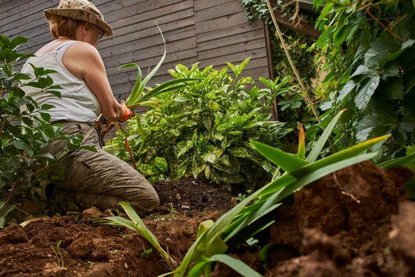 Mujer mayor jubilada trabajando en el jardín — Foto de Stock