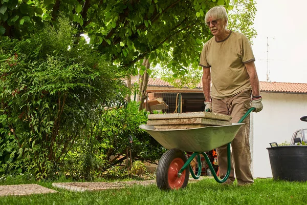 Homem idoso em aposentadoria trabalhando no jardim — Fotografia de Stock