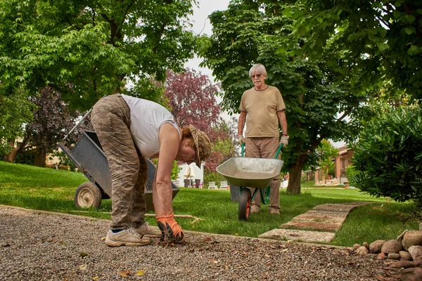Pareja mayor jubilada trabajando en el jardín — Foto de Stock