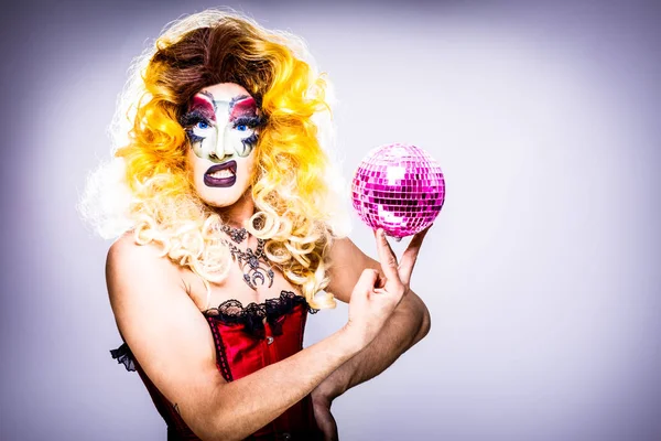 Fresco Drag Queen Con Espectacular Maquillaje Glamoroso Aspecto Elegante Posando — Foto de Stock