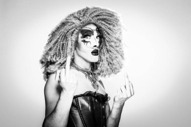 muhteşem makyaj, göz alıcı şık bir görünüm, poz ile gurur ve lgtb eşitlik Eşcinsel hakları için stil ile serin drag queen