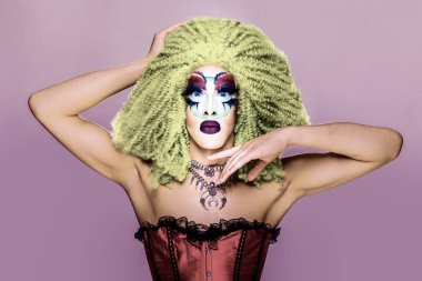 muhteşem makyaj, göz alıcı şık bir görünüm, poz ile gurur ve lgtb eşitlik Eşcinsel hakları için stil ile serin drag queen