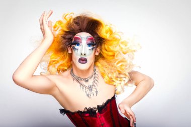 muhteşem makyaj, göz alıcı şık bir görünüm, poz ile gurur ve lgtb eşitlik Eşcinsel hakları için stil ile serin drag queen