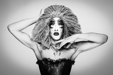 muhteşem makyaj, göz alıcı şık bir görünüm, poz ile gurur ve lgtb eşitlik Eşcinsel hakları için stil ile serin drag queen