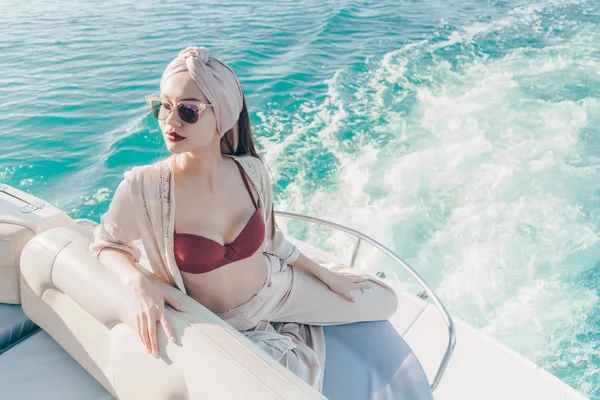 A luxurious attractive girl in sunglasses enjoys a rich life, sails on the Caribbean sea — Stock Photo, Image
