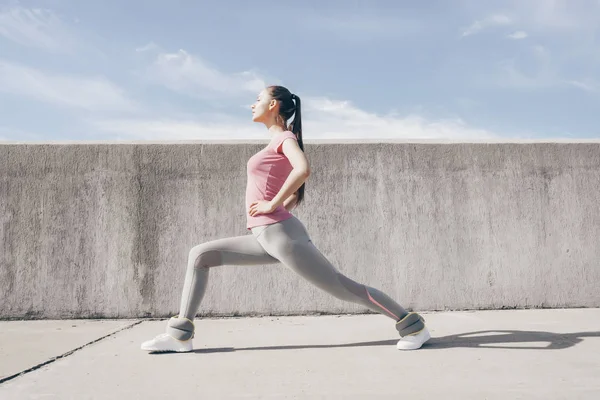 Aktiva Smal Flicka Förlovad Yoga Utomhus Leder Hälsosam Livsstil — Stockfoto