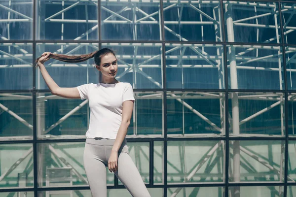 Kendine güvenen ince genç kız açık havada, poz seviyor spor ve yoga