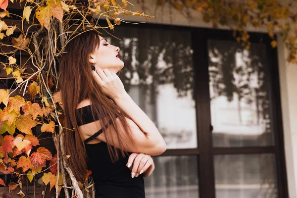 onu bahçede rahatlatıcı, poz ve rahatlatıcı lüks çekici kadın uzun saçlı sahiptir