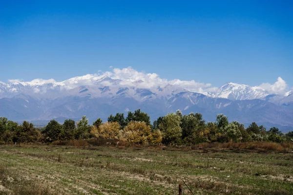 Une nature magique, de hautes montagnes couvertes de neige blanche, sous un ciel bleu, un paysage estival et un air pur — Photo