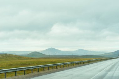 Büyüleyici doğa ve manzara, tepeler ve dağlar siste, yeşil sınırsız alanlar