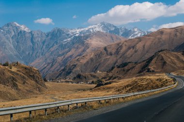 Sihirli doğa yüksek dev dağlarla mavi gökyüzünün altında beyaz kar ile kaplıdır