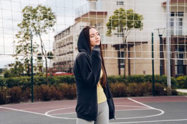 zor bir iş, bir açık spor alanı açar sonra sağlıklı bir yaşam tarzı bir sevimli genç kız aittir