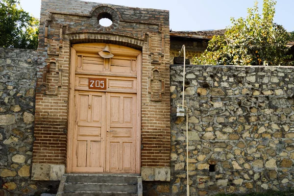 아름 다운 고 대 건축, 석조 건물 및 오래 된 문 — 스톡 사진