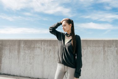 siyah giysili eğitim açık havada güneş altında sonra dinlenme kendine güvenen şık kızı