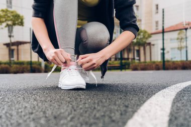spor ayakkabılarını, spor alanında trenlerde üzerinde onun ayakkabı bağcığı kadar atletik genç kız bağları