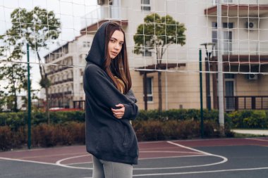 zor bir egzersiz yaptıktan sonra bir açık spor alanı dinlenme kendine güvenen ince kız