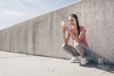 kulaklıklar müzik dinlemek zor egzersiz açık havada sonra dinlenme sevimli atletik kız