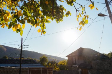 dağlar, bir sürü yeşil ağaç ve güneşin, dibinde küçük bir kasaba yatay yaz ve temiz hava