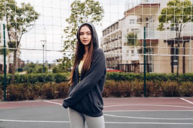 sokakta, oyun yapıyor kendine güvenen genç kız kilo vermek istiyor