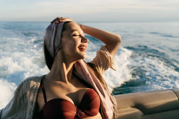 Luxus boldog fiatal lány nyugszik a jacht a nap, vágyódik-vár szünidő — Stock Fotó