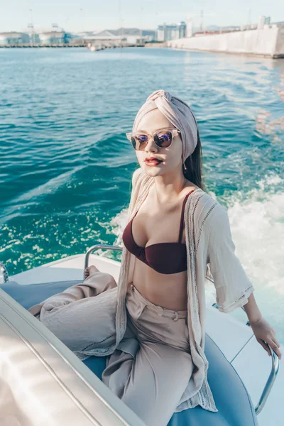 Elegáns lány napszemüveg úszik a jacht, a Karib-tenger, a gazdag élvezi a meleg és a napsütés — Stock Fotó